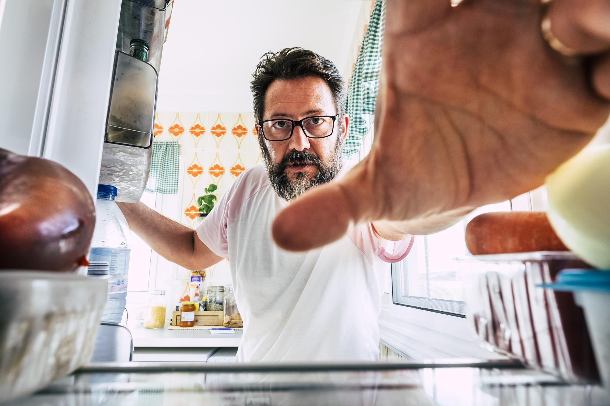 Fondatore che racconta la sua storia in cucina